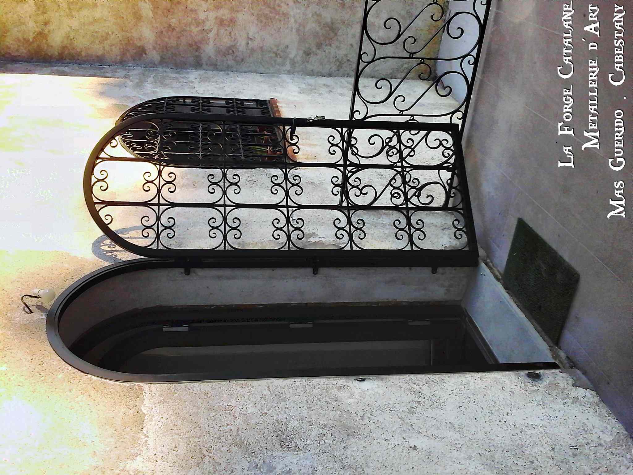 grille articulee 1 vantail serrure 3 points remplissage volutes forge catalane.jpg